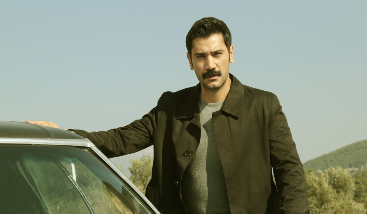 Ugur Günes (Yilmaz)
in una scena di