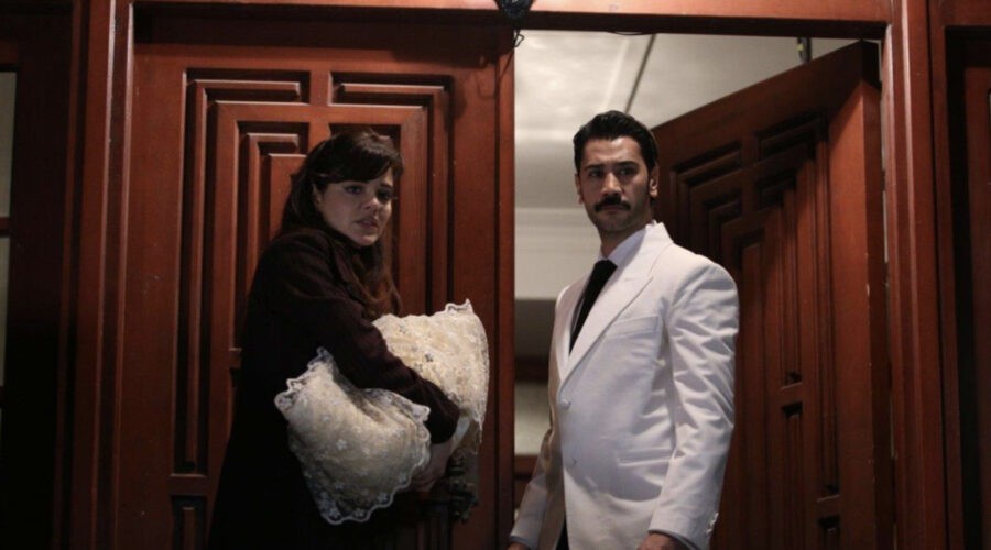 Da sinistra: Hilal Altinbilek (Züleyha) e Ugur Günes (Yilmaz) in una scena di 