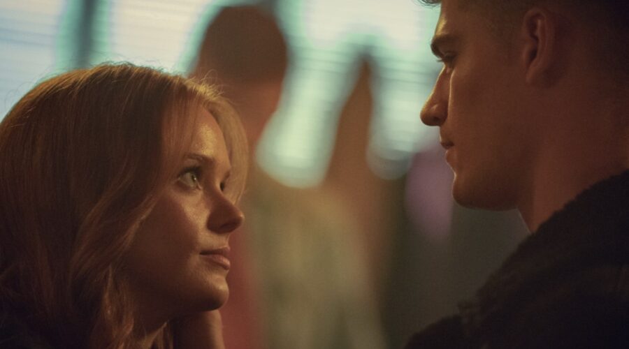 Da sinistra: Abigail Cowen (Bloom) e Danny Griffin (Sky) in una scena di 