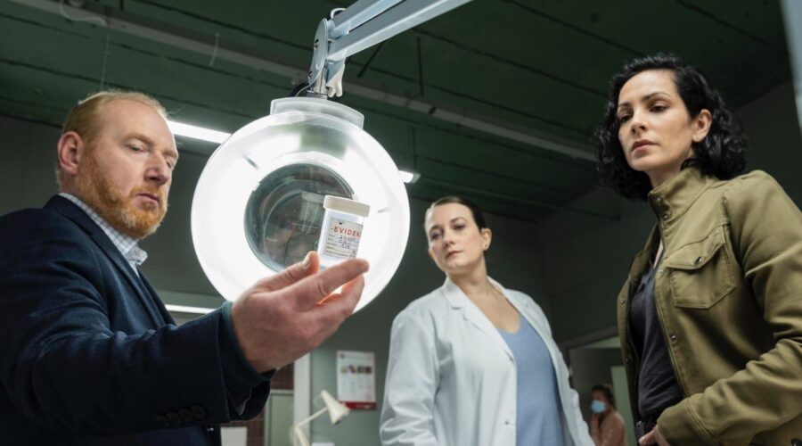 Da sinistra: Adrian Scarborough e Sonita Henry in una scena di 