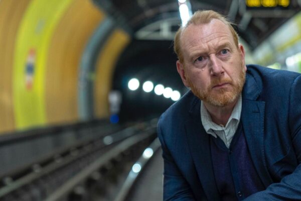 Adrian Scarborough in una scena di
