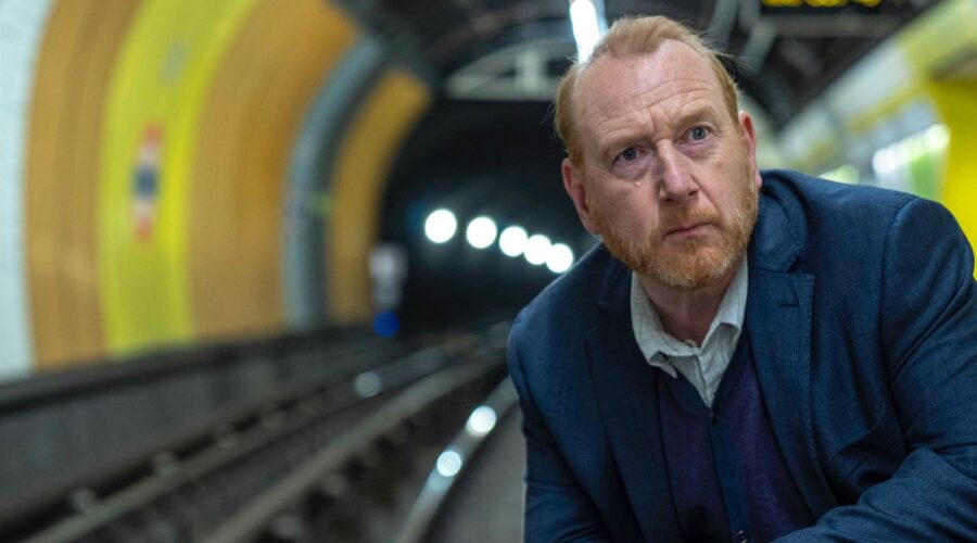 Adrian Scarborough in una scena di