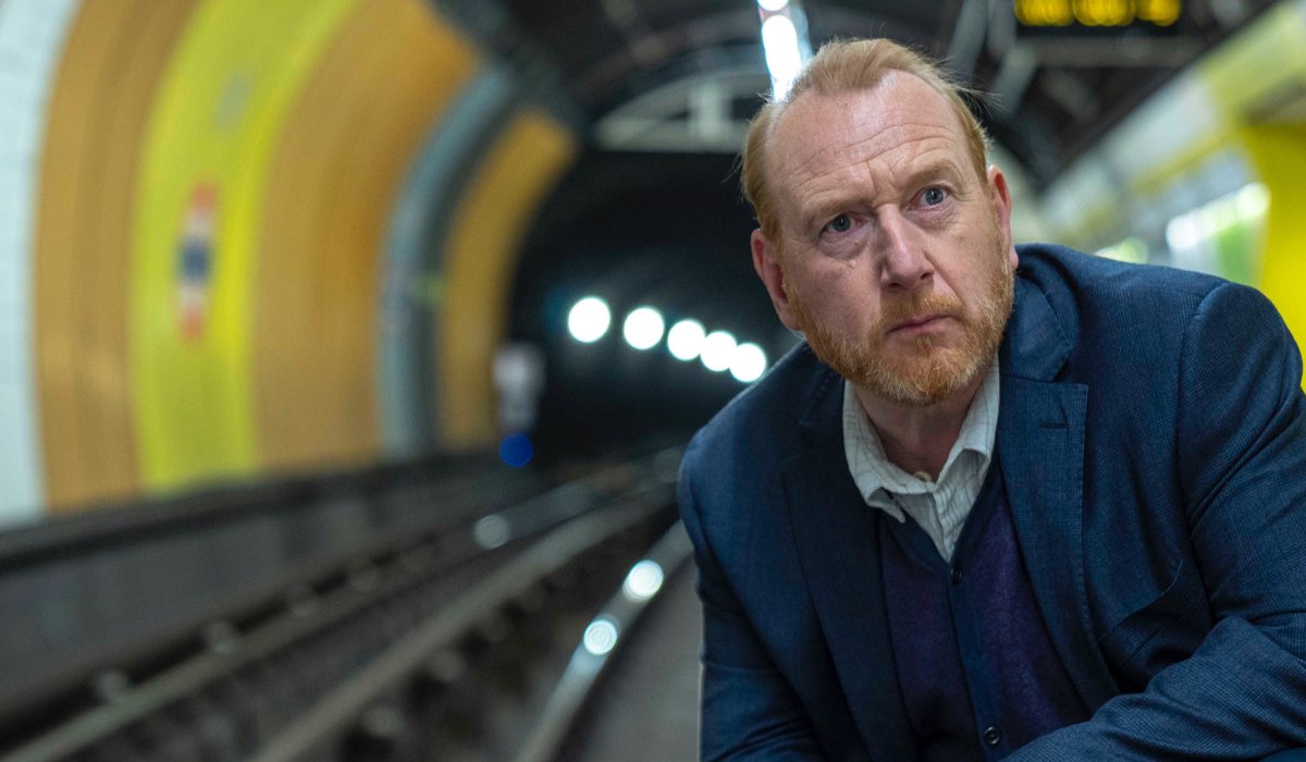 Adrian Scarborough in una scena di