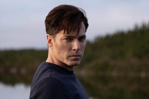 Luke Roman (Tim Rozon) in una scena di “Agenzia Roman - Case Infestate Vendesi”, la serie tv dal 2 ottobre su Sky Serie. Credits: Sky Italia.