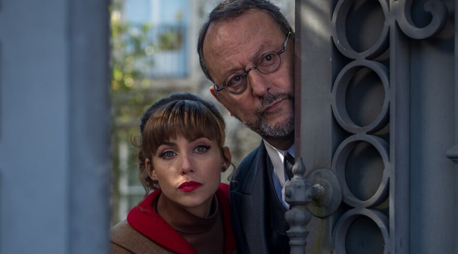 Da sinistra: Aura Garrido e Jean Reno in una scena di 