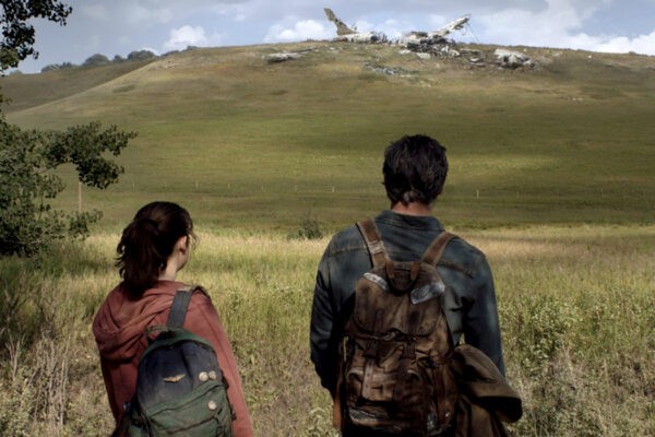 Da sinistra: Bella Ramsey e Pedro Pascal in una scena di “The Last of Us”. Credits: Sky Italia.