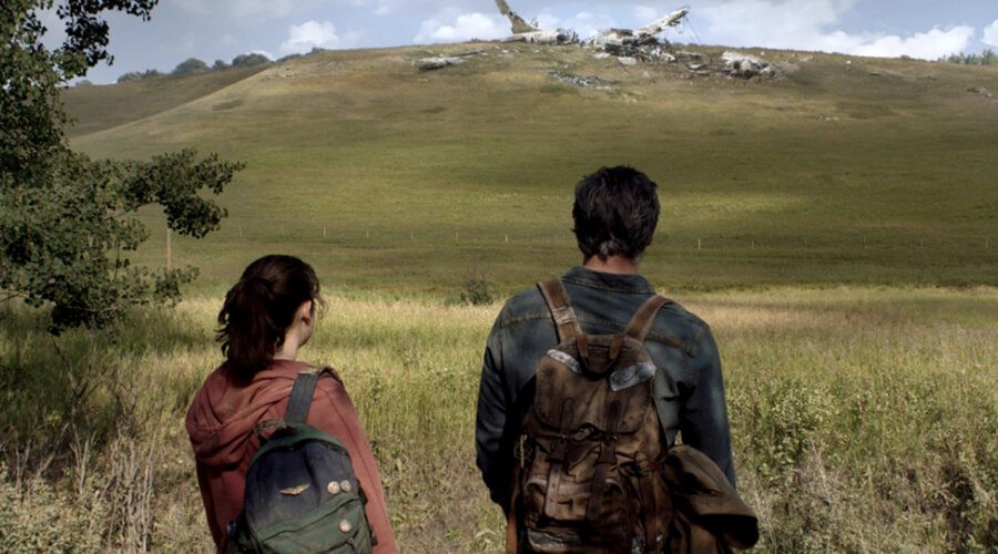 Da sinistra: Bella Ramsey e Pedro Pascal in una scena di “The Last of Us”. Credits: Sky Italia.