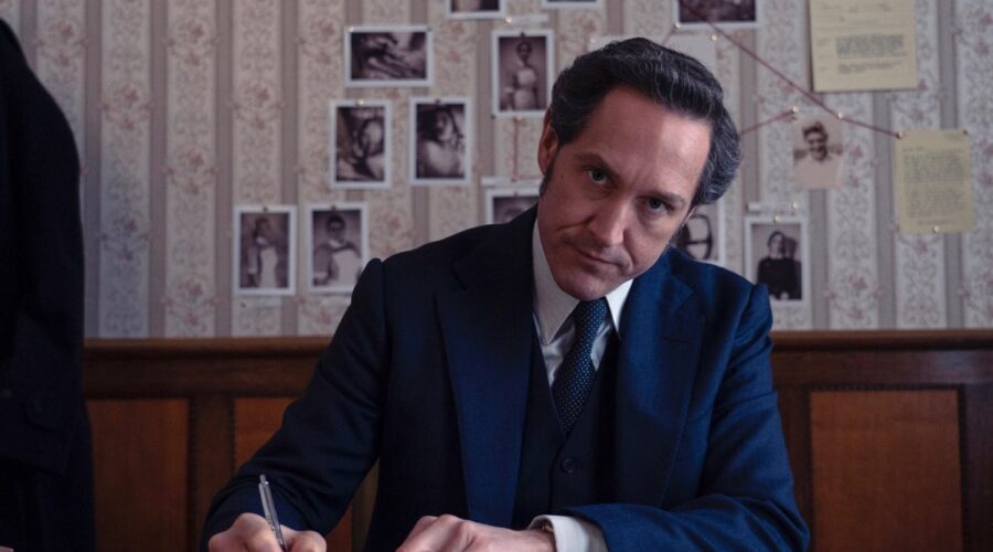 Bertie Carvel in una scena de 