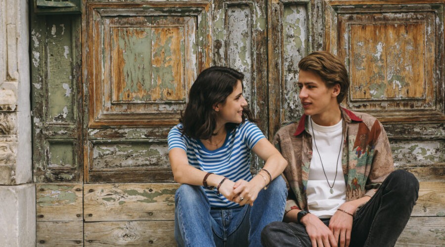 Da sinistra: Caterina Forza (Nina) e Mattia Carrano (Andrea) in una scena di 