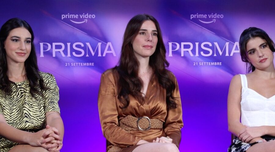 Da sinistra: Chiara Bordi (Carola), Alice Urciuolo (co-creatrice) e Caterina Forza (Nina) in 