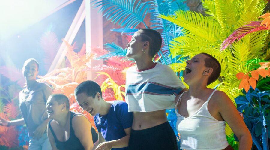 Godeliv Van Dan Brandt è Olga, Mariona Terés è Leo, Itsaso Arana è Sara, Mónica Miranda è Alma, María Rodríguez è Carol in 