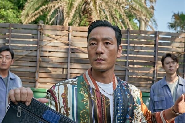 Da sinistra: Ha Jung-woo è Kang Ingu, Park Hae-soo è Choi Changho, Yoo Yeon-seok è David Julio Park in Narcosantos Credits: Cho Wonjin/Netflix