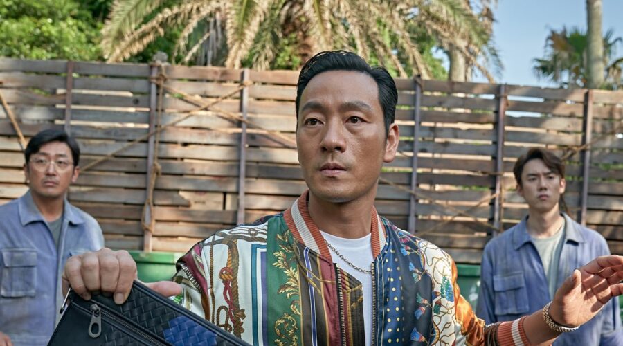 Da sinistra: Ha Jung-woo è Kang Ingu, Park Hae-soo è Choi Changho, Yoo Yeon-seok è David Julio Park in Narcosantos Credits: Cho Wonjin/Netflix