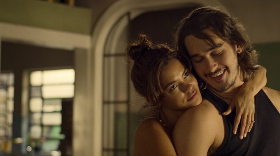 Da sinistra: Lucy Alves e Filipe Bragnanca in una scena di 