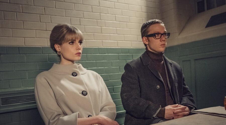 Da sinistra: Lucy Boynton e Joe Cole in una scena di 