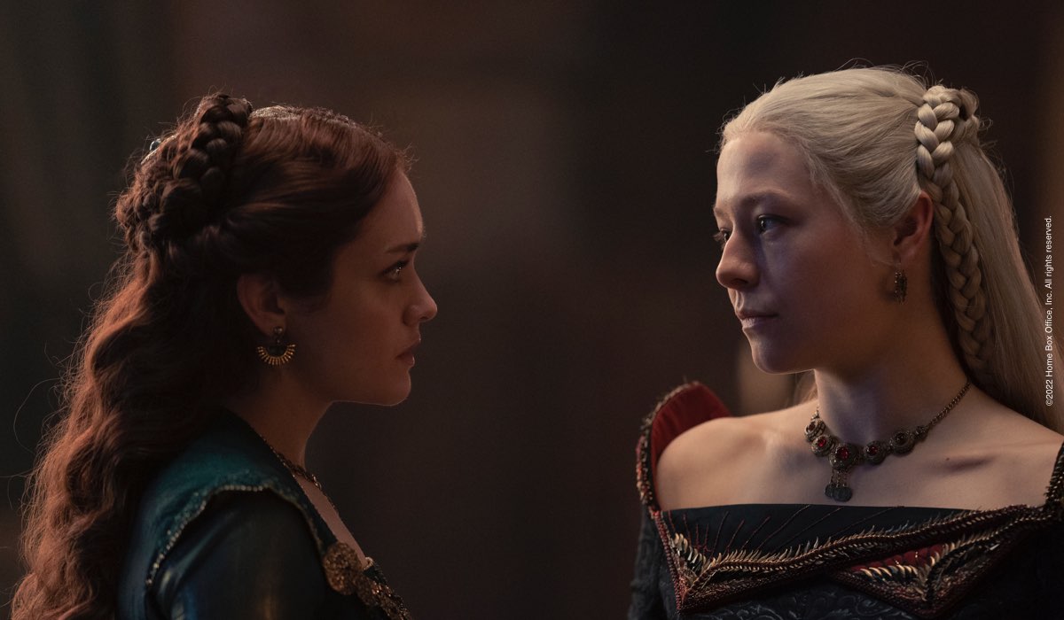 Da Sinistra: Olivia Cooke (Alicent Hightower) ed Emma D’Arcy (Principessa Rhaenyra adulta) in una scena di “House of the Dragon”. Courtesy Of HBO