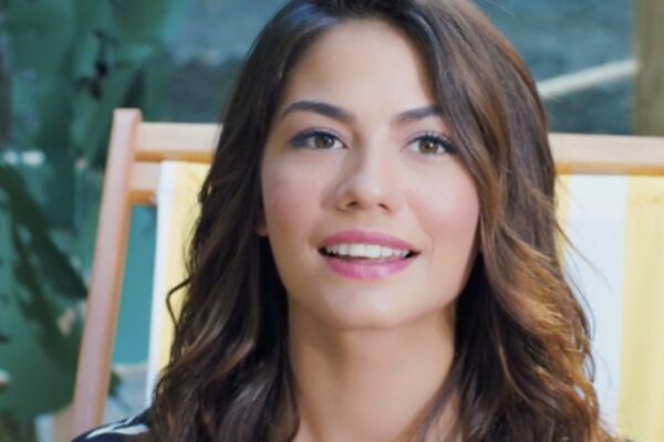 Demet Özdemir (Sanem Aydın) in una scena della puntata 28 di “DayDreamer - Le ali del sogno”. Credits: Mediaset