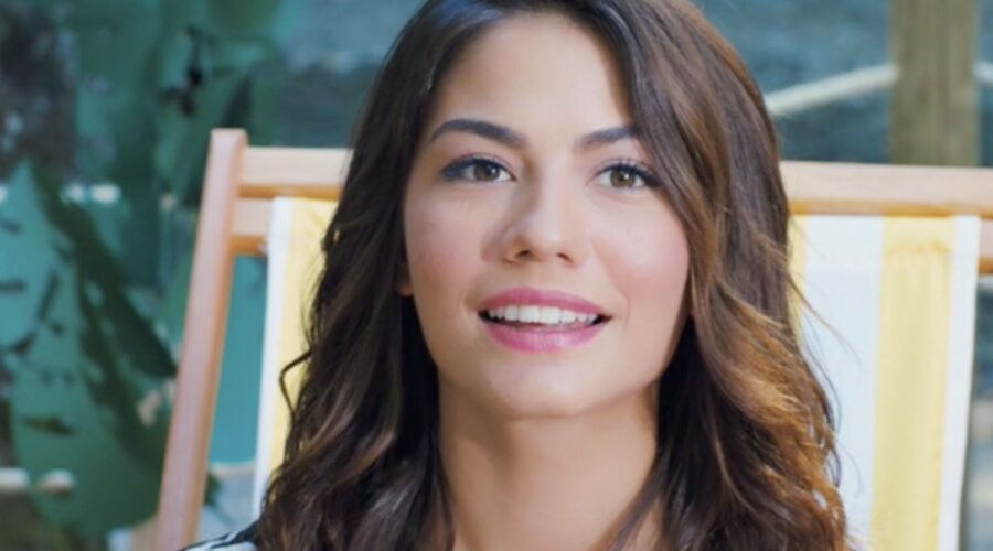 Demet Özdemir (Sanem Aydın) in una scena della puntata 28 di “DayDreamer - Le ali del sogno”. Credits: Mediaset