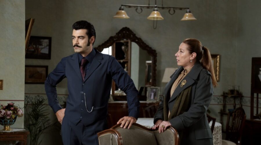 Da sinistra: Murat Ünalmis (Demir) e Vahide Perçin (Hünkar) in una scena di