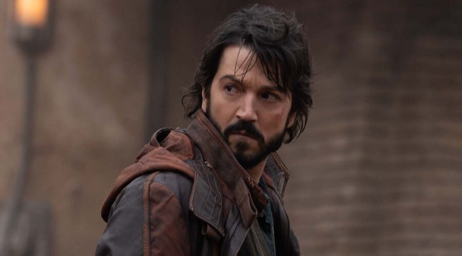 Diego Luna (nei panni di Cassian Andor) nella serie televisiva 