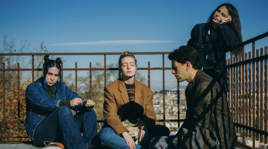 A destra: Elia (Francesco Centorame) insieme alle compagne della Lista Rebelde. Credits: Netflix Italia.