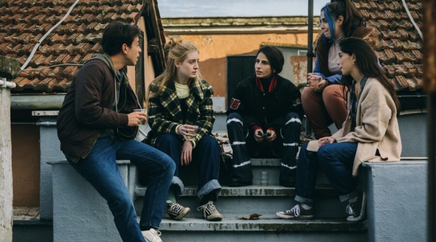 Da sinistra: Elia (Francesco Centorame) insieme alle compagne della Lista Rebelde. Credits: Netflix Italia.
