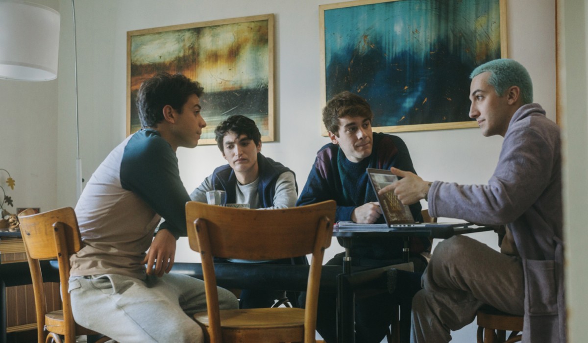 Da sinistra: Elia (Francesco Centorame), Niccolò (Rocco Fasano), Martino (Federico Cesari) e Filippo (Pietro Turano) in una scena di “SKAM Italia 5”. Credits: Netflix Italia.