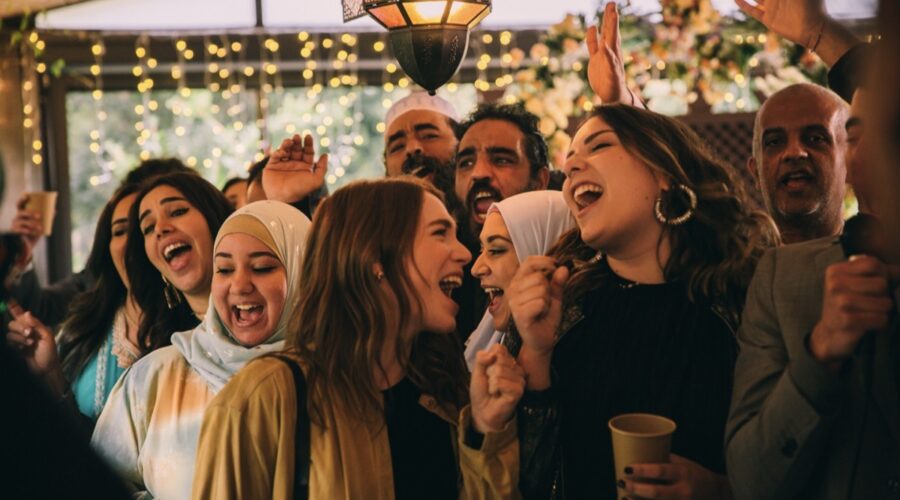 Al centro: Eva (Ludovica Martino) e Federica (Martina Lelio) in una scena di “SKAM Italia 5”. Credits: Netflix Italia.