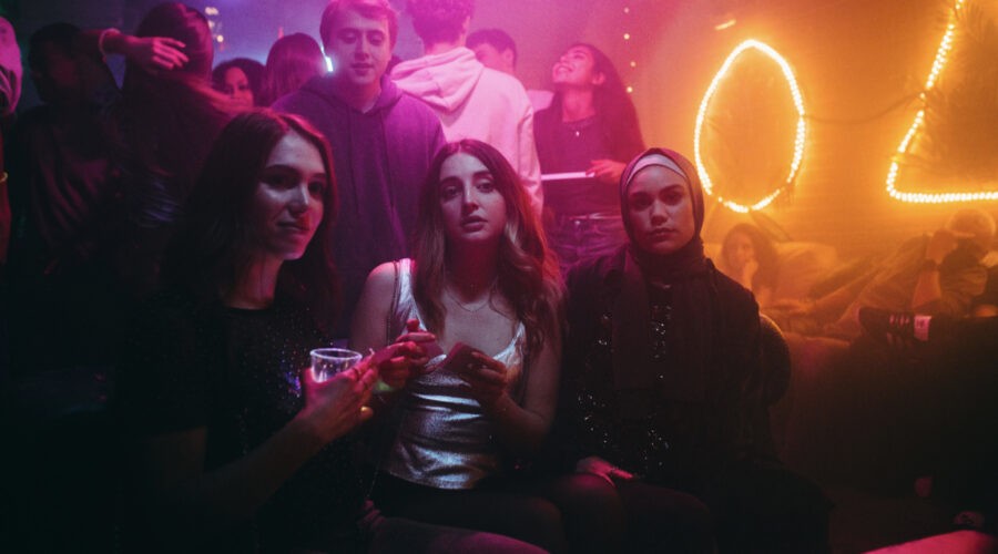 Da sinistra: Eva (Ludovica Martino), Silvia (Greta Ragusa) e Sana (Beatrice Bruschi) in una scena di “SKAM Italia 5”. Credits: Netflix Italia.