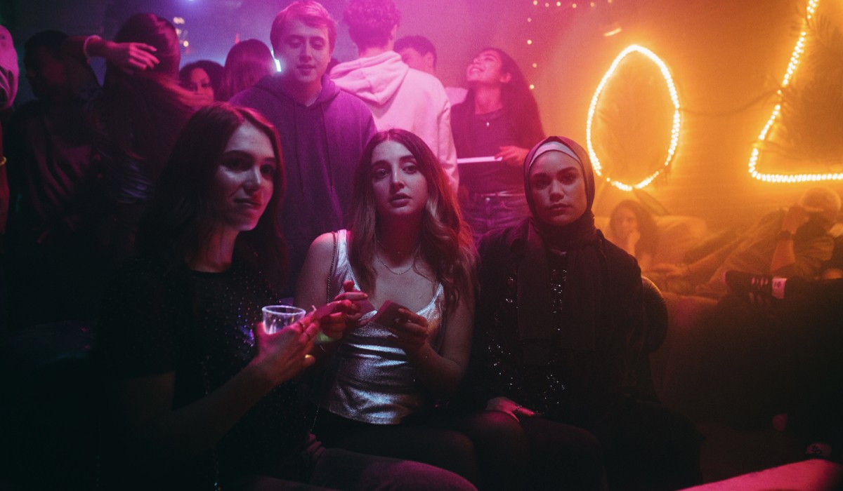Da sinistra: Eva (Ludovica Martino), Silvia (Greta Ragusa) e Sana (Beatrice Bruschi) in una scena di “SKAM Italia 5”. Credits: Netflix Italia.