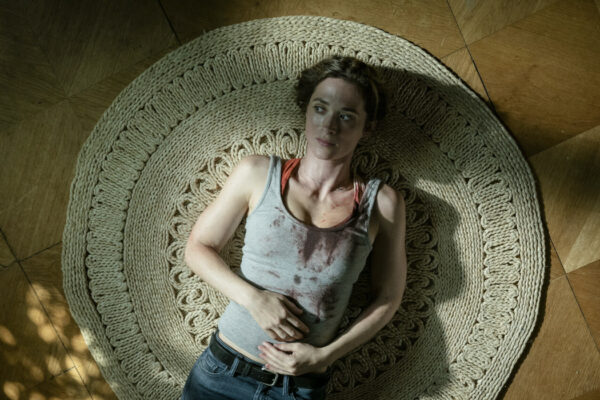 Friederike Becht in una scena di “Faster Than Fear”, la serie tv dal 5 settembre su Rai 4. Credits: Beta Film GmbH.