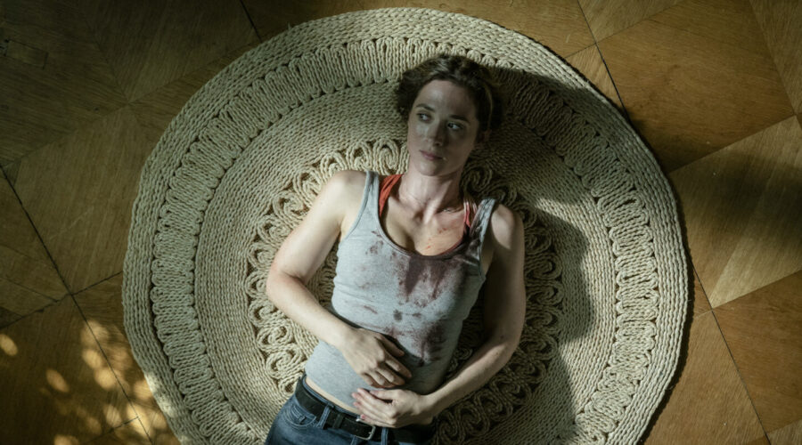 Friederike Becht in una scena di “Faster Than Fear”, la serie tv dal 5 settembre su Rai 4. Credits: Beta Film GmbH.