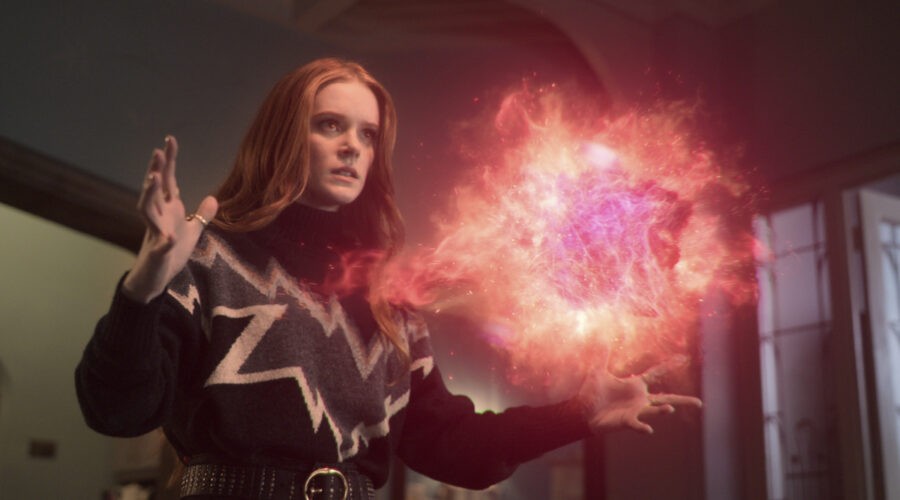 Bloom (Abigail Cowen) in una scena di “Fate: The Winx Saga 2”. Credits: Netflix © 2022.