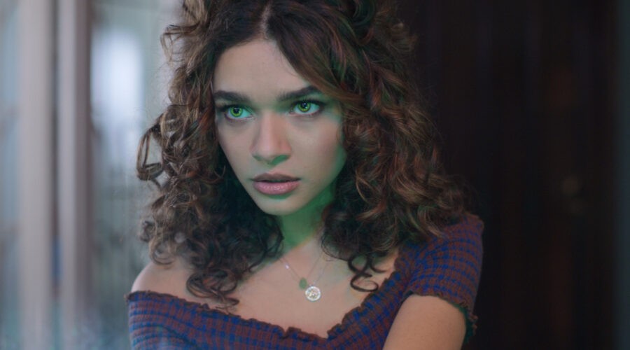 Flora (Paulina Chávez) in una scena di “Fate: The Winx Saga 2”. Credits: Netflix © 2022.