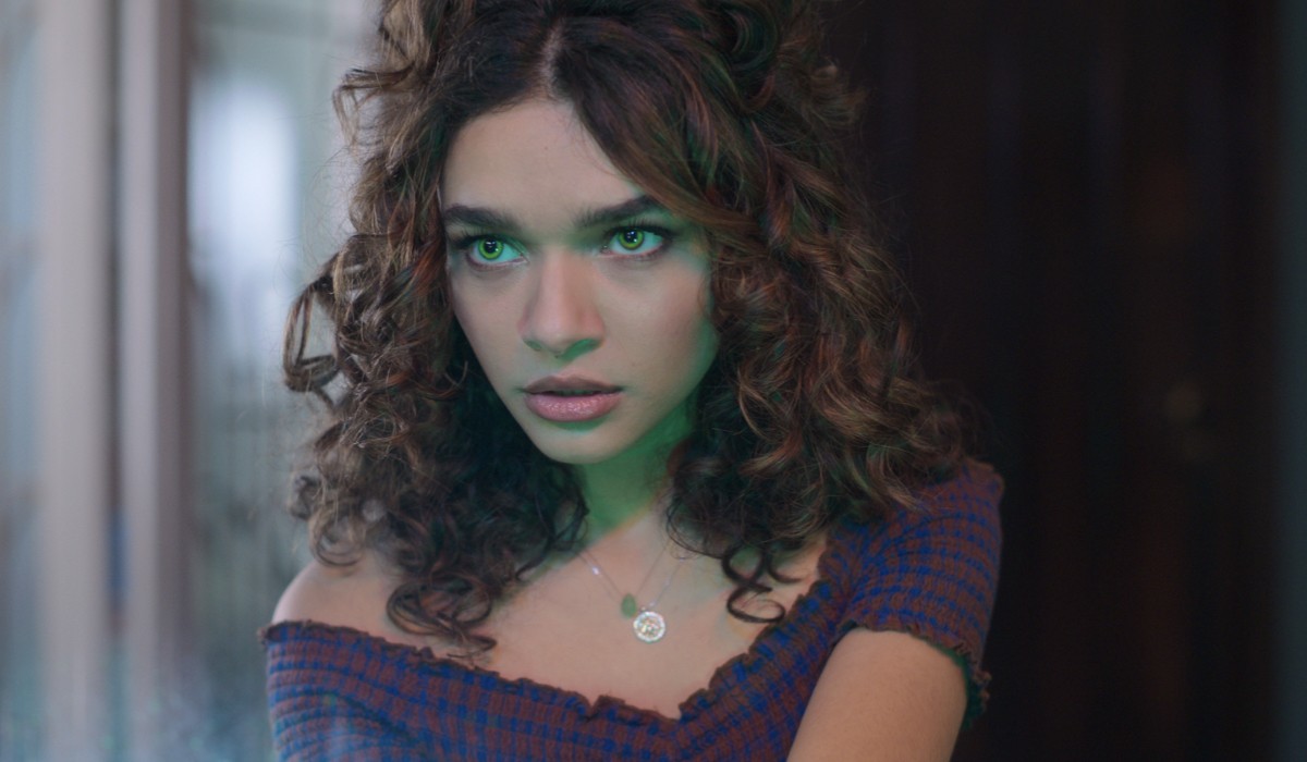 Flora (Paulina Chávez) in una scena di “Fate: The Winx Saga 2”. Credits: Netflix © 2022.