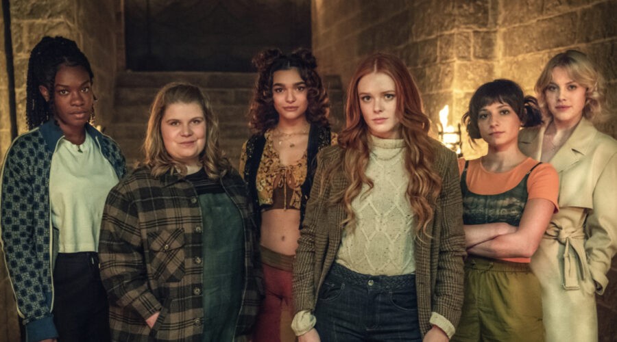 Da sinistra a destra: Precious Mustapha nel ruolo di Aisha, Eliot Salt nel ruolo di Terra, Paulina Chavez nel ruolo di Flora, Abigail Cowen nel ruolo di Bloom, Elisha Applebaum nel ruolo di Musa, Hannah Van Der Westhuysen nel ruolo di Stella in “Fate The Winx Club Saga Stagione 2”. Credits: Steffan Hill/Netflix © 2022.