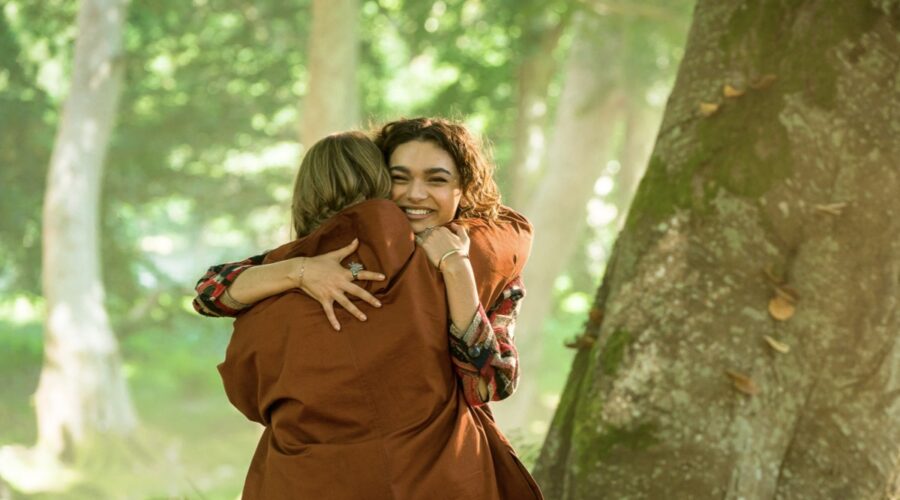 Da sinistra: Eliot Salt è Terra, Paulina Chavez è Flora in una scena di “Fate: The Winx Saga 2”. Credits: Steffan Hill/Netflix © 2022.