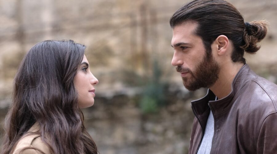 Da sinistra: Francesca Chillemi (Viola Vitale) e Can Yaman (Francesco Demir) in una scena di