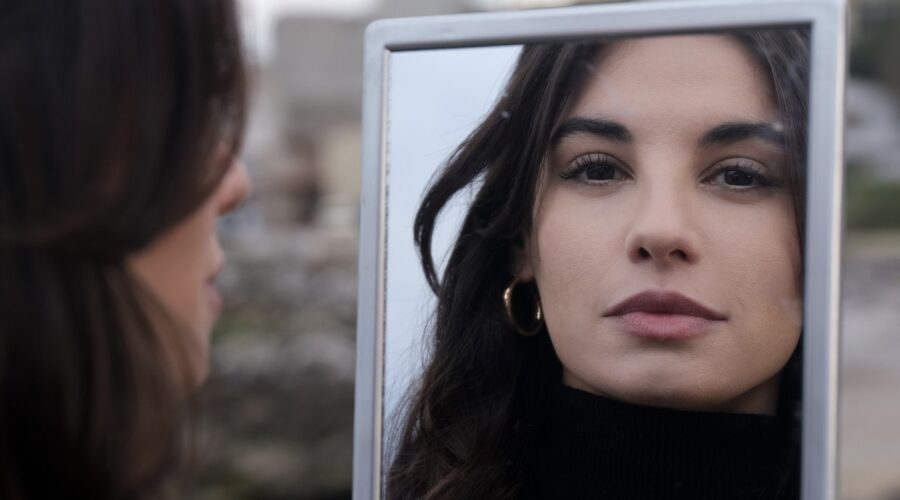 Francesca Chillemi (Viola Vitale) in una scena di 