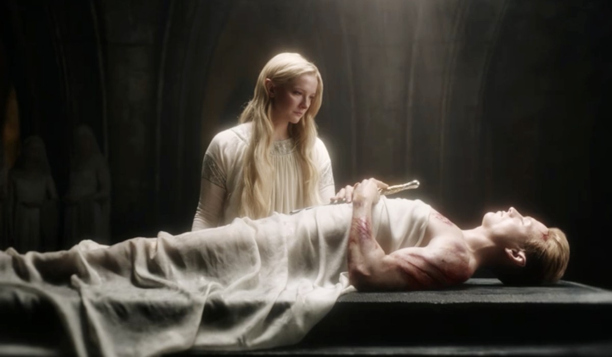 Da sinistra: Galadriel (Morfydd Clark) e il corpo di Finrod (Will Fletcher) nei flashback del primo episodio de “Il Signore degli Anelli: Gli Anelli del Potere”. Credits: Cattura schermo/Prime Video.