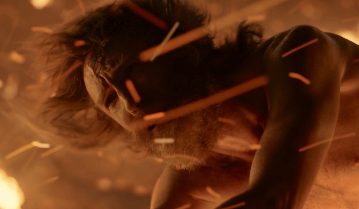 Lo Straniero (Daniel Weyman) nel secondo episodio de “Il Signore degli Anelli: Gli Anelli del Potere”. Credits: Cattura schermo/Prime Video.