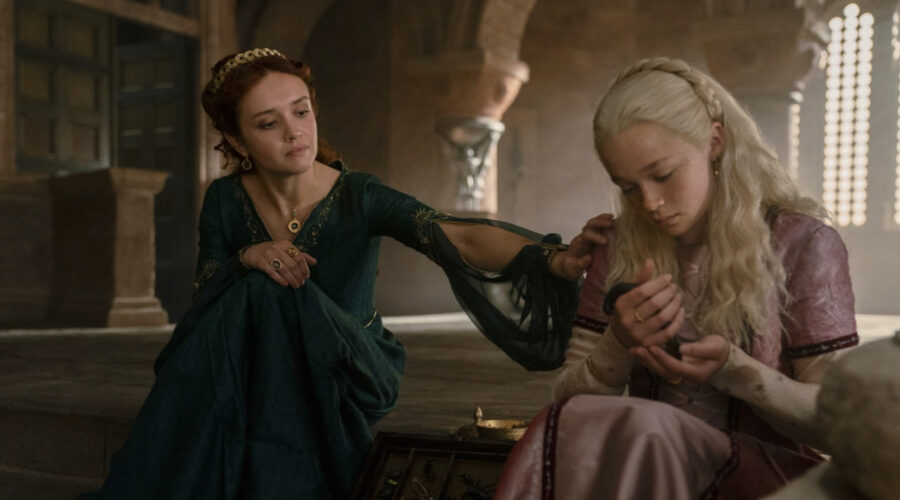 A destra: Phia Saban interpreta Helaena Targaryen nell'episodio 6 di “House of the Dragon”. Credits: Cattura schermo/Sky.