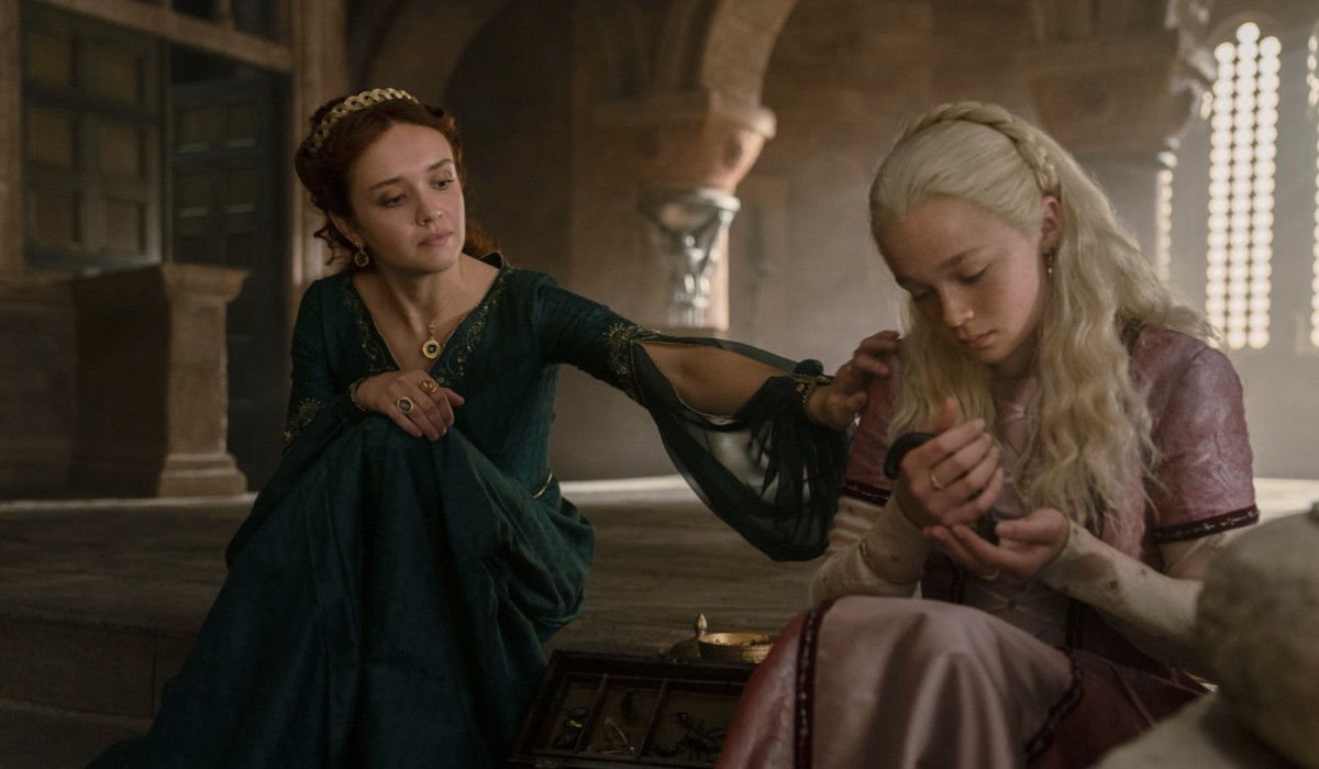 A destra: Phia Saban interpreta Helaena Targaryen nell'episodio 6 di “House of the Dragon”. Credits: Cattura schermo/Sky.