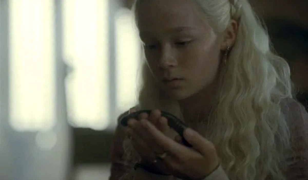 Phia Saban interpreta Helaena Targaryen nell'episodio 6 di “House of the Dragon”. Credits: Cattura schermo/Sky.