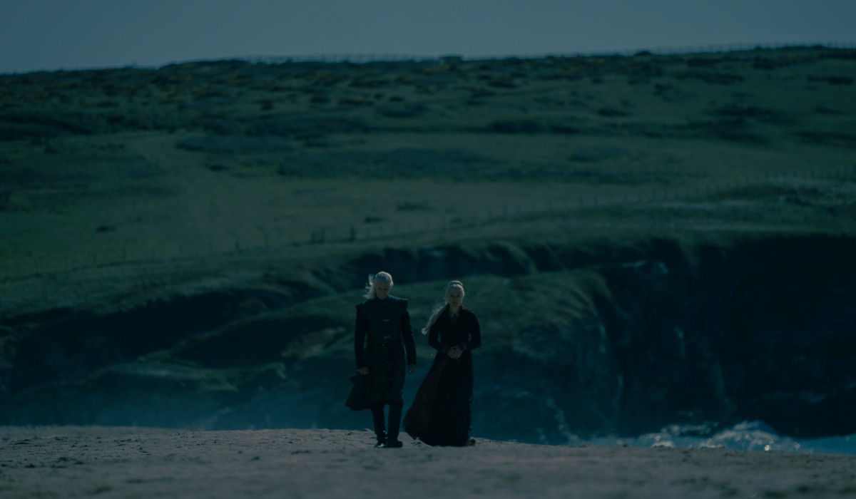 Da sinistra: Daemon (Matt Smith) e Rhaenyra (Emma D'Arcy) in una scena di “House of the Dragon”. Credits: Sky.