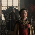 In primo piano Milly Alcock (Principessa Rhaenyra da giovane) di spalle al trono di spade, sullo sfondo Paddy Considine (Re Viserys I) in una scena di “House of the Dragon”. Courtesy of HBO