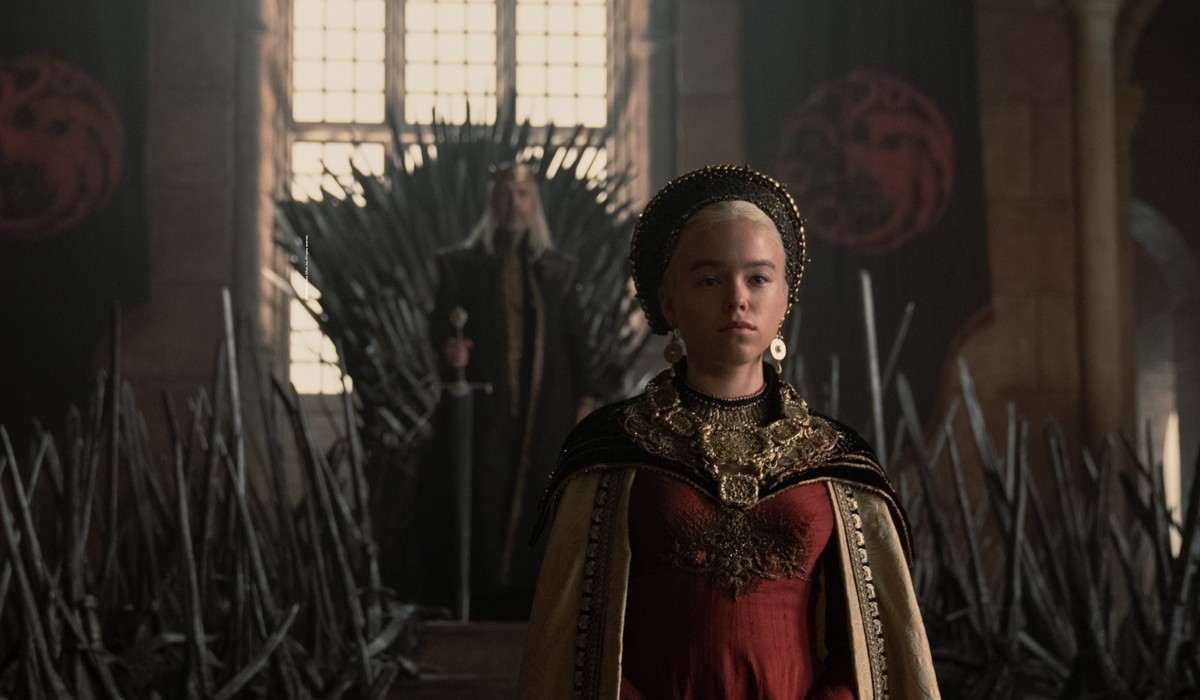 In primo piano Milly Alcock (Principessa Rhaenyra da giovane) di spalle al trono di spade, sullo sfondo Paddy Considine (Re Viserys I) in una scena di “House of the Dragon”. Courtesy of HBO