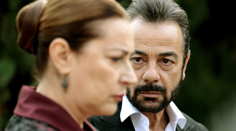 Da sinistra: Vahide Perçin (Hünkar) e Kerem Alisik (Fekeli) in una scena di