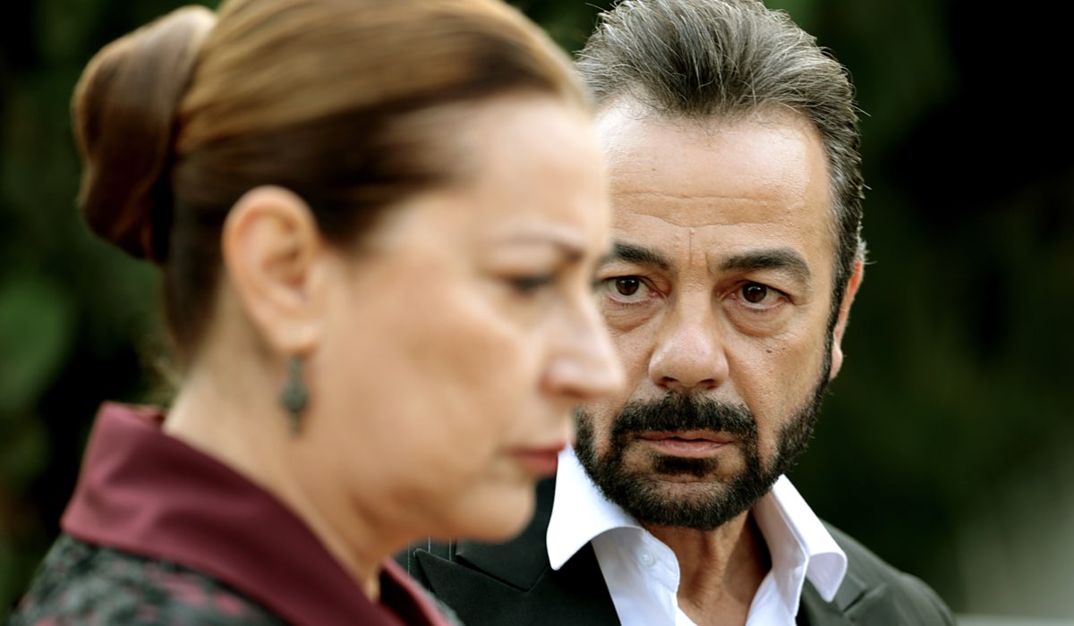 Da sinistra: Vahide Perçin (Hünkar) e Kerem Alisik (Fekeli) in una scena di
