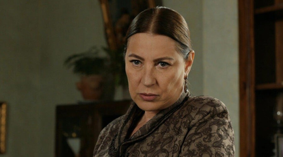 Vahide Perçin (Hünkar) in una scena di